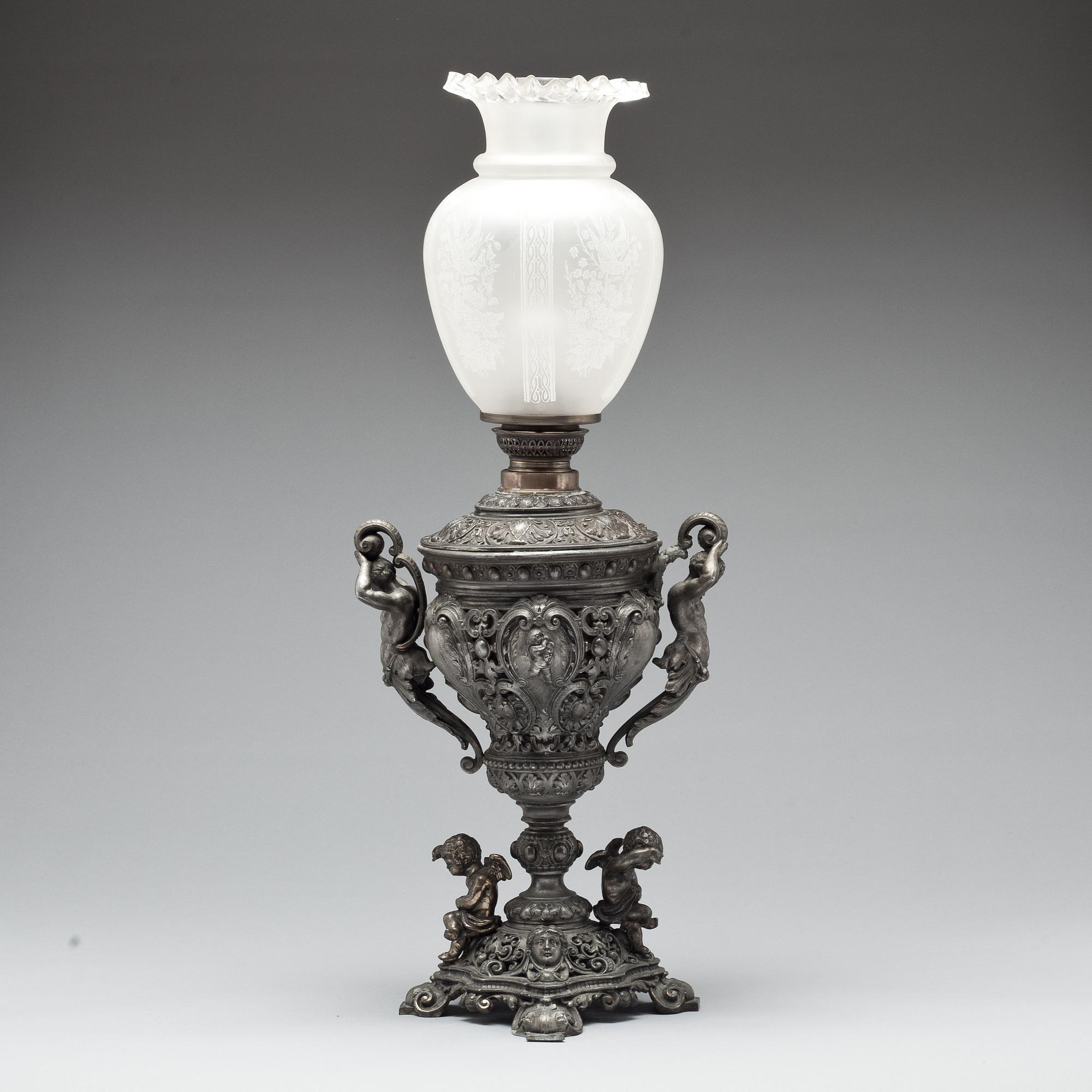 FOTOGENLAMPA MED KUPA, nyrenässans. 1800-talets slut.