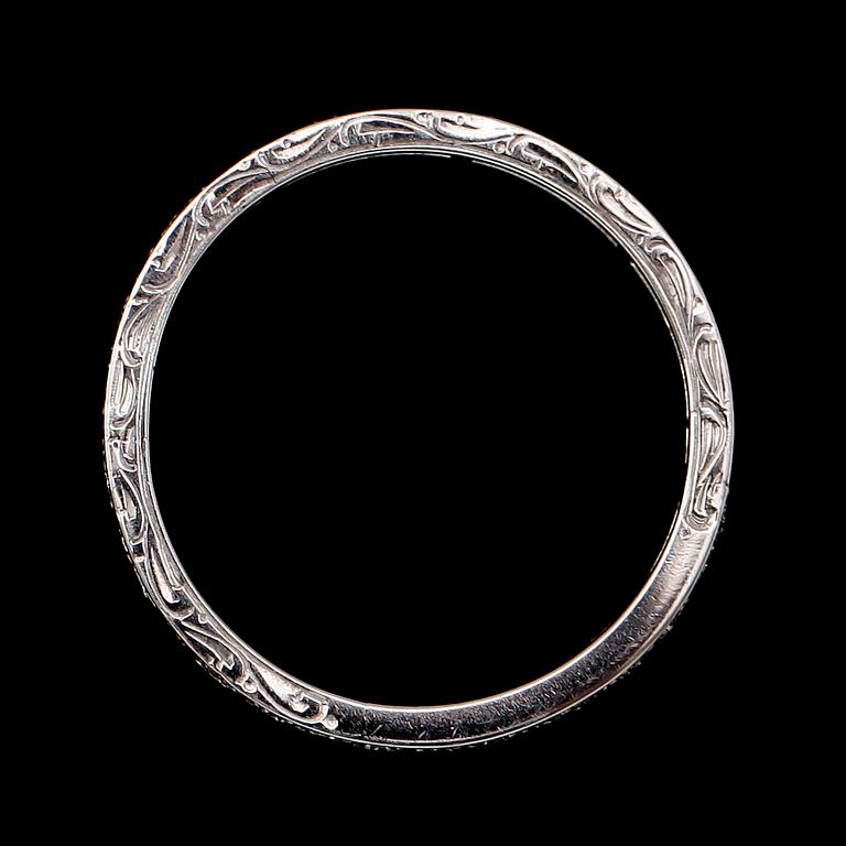 ALLIANSRING, 18 k vitguld, briljantslipade diamanter tot ca 0.66 ct.