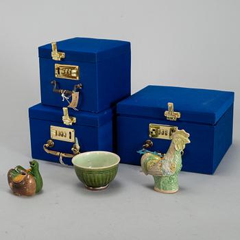 A set of two South East Asian water dropper and a bowl, 16/17th Century.