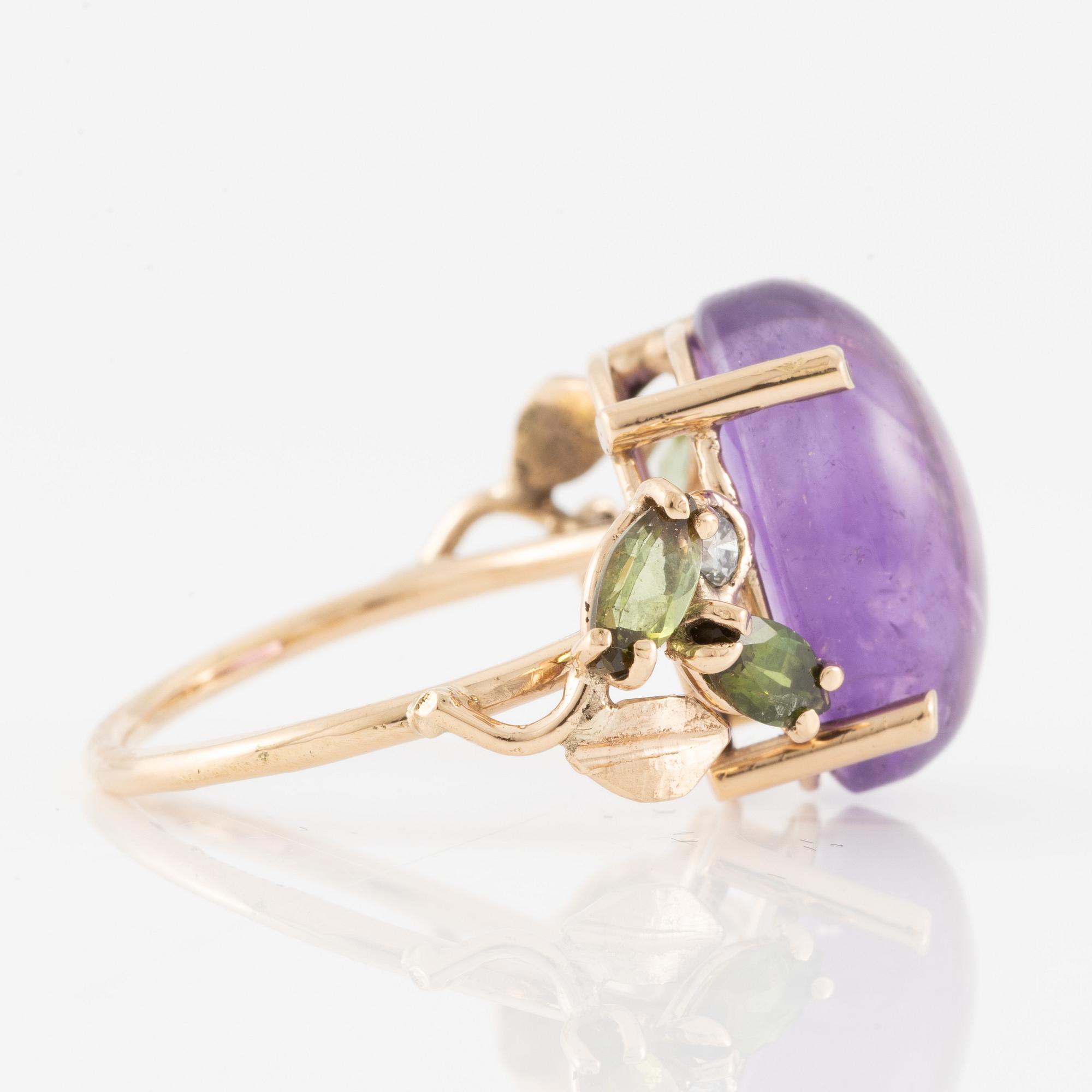 Ring, 18K guld med cabochonslipad ametist, gröna turmaliner och briljantslipade diamanter.