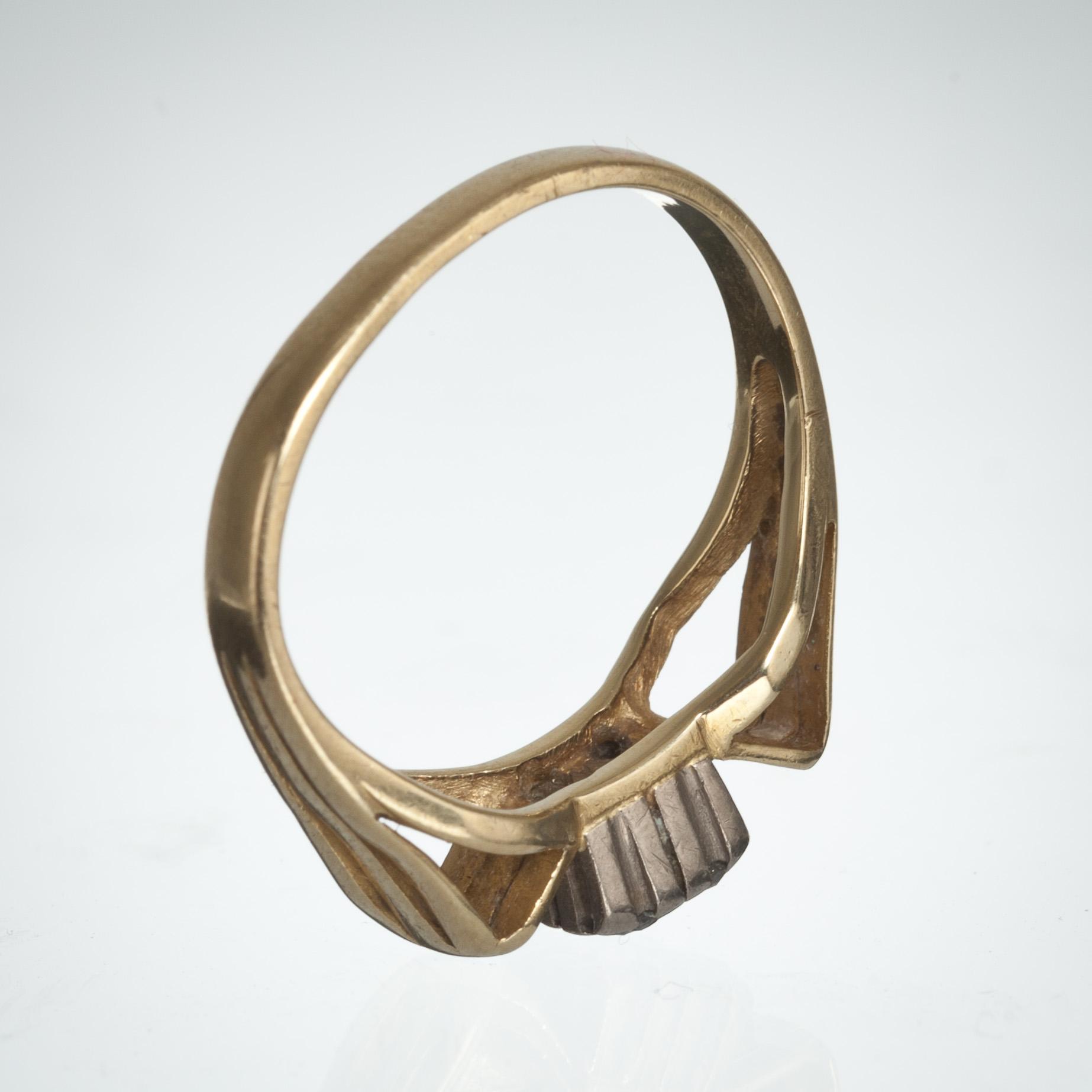 RING, 18K guld med små diamanter, tot ca 0,13 ct enligt gravyr. Vikt 4 g.