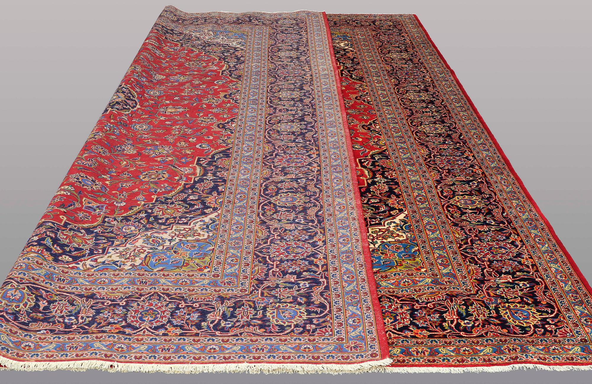 A CARPET Kashan, signed, ca 422 x 347 cm.