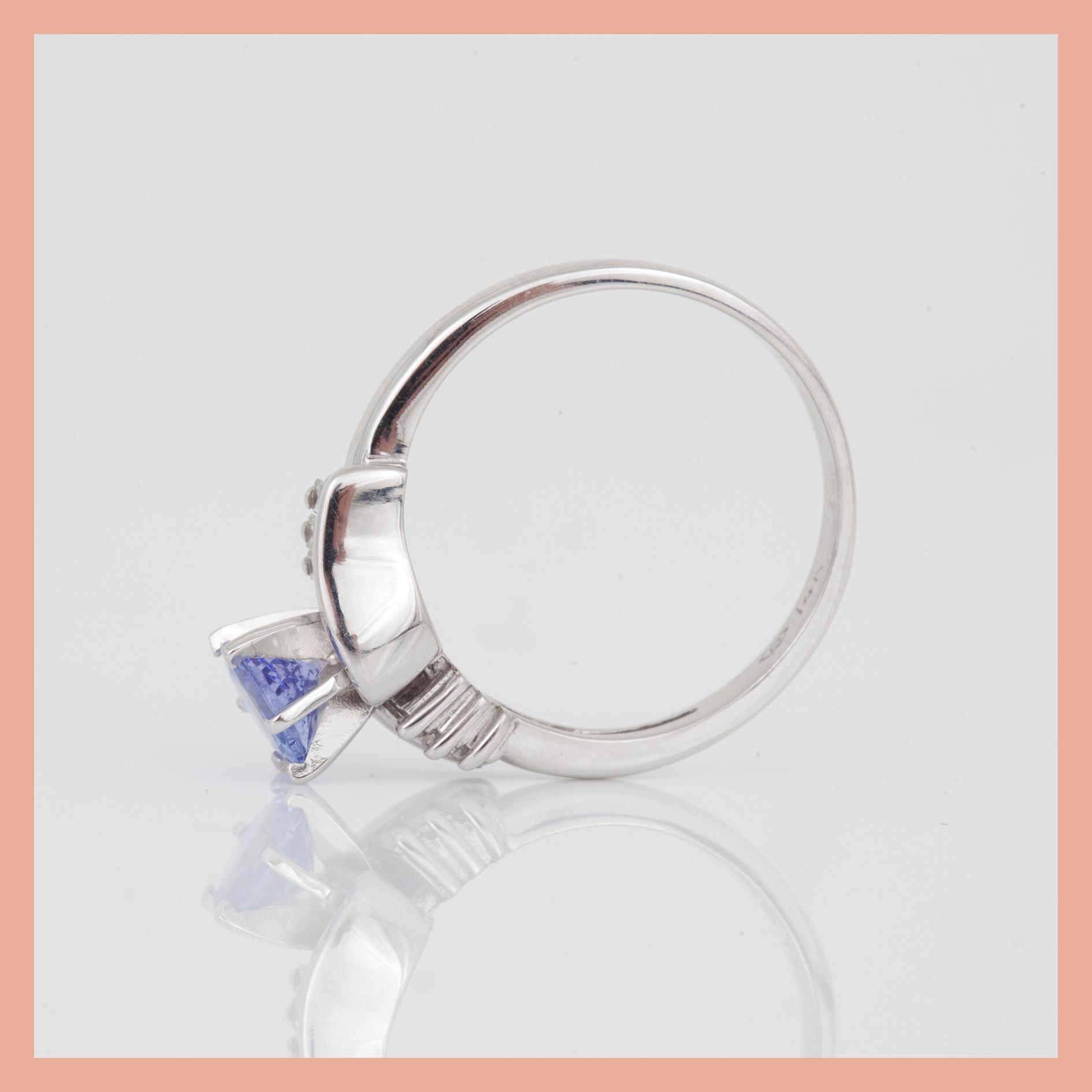 RING, 14K vitguld med rundslipad tanzanit, ca 0,55 ct och baguetteslipade diamanter, tot ca 0,21 ct. Total vikt 3,95 g.