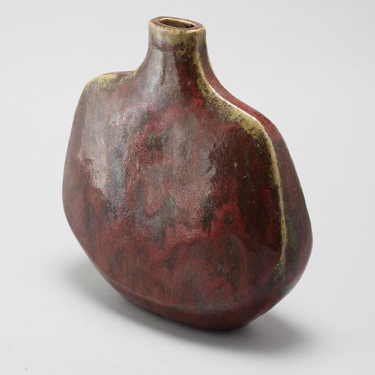 A stoneware vase/sculpture by Erik Pløen, own workshop, probably 1960s, signed.