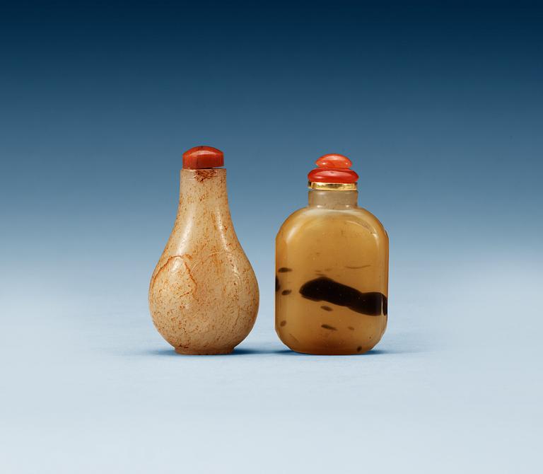 Two snuff bottles with stoppers, Qing dynasty.