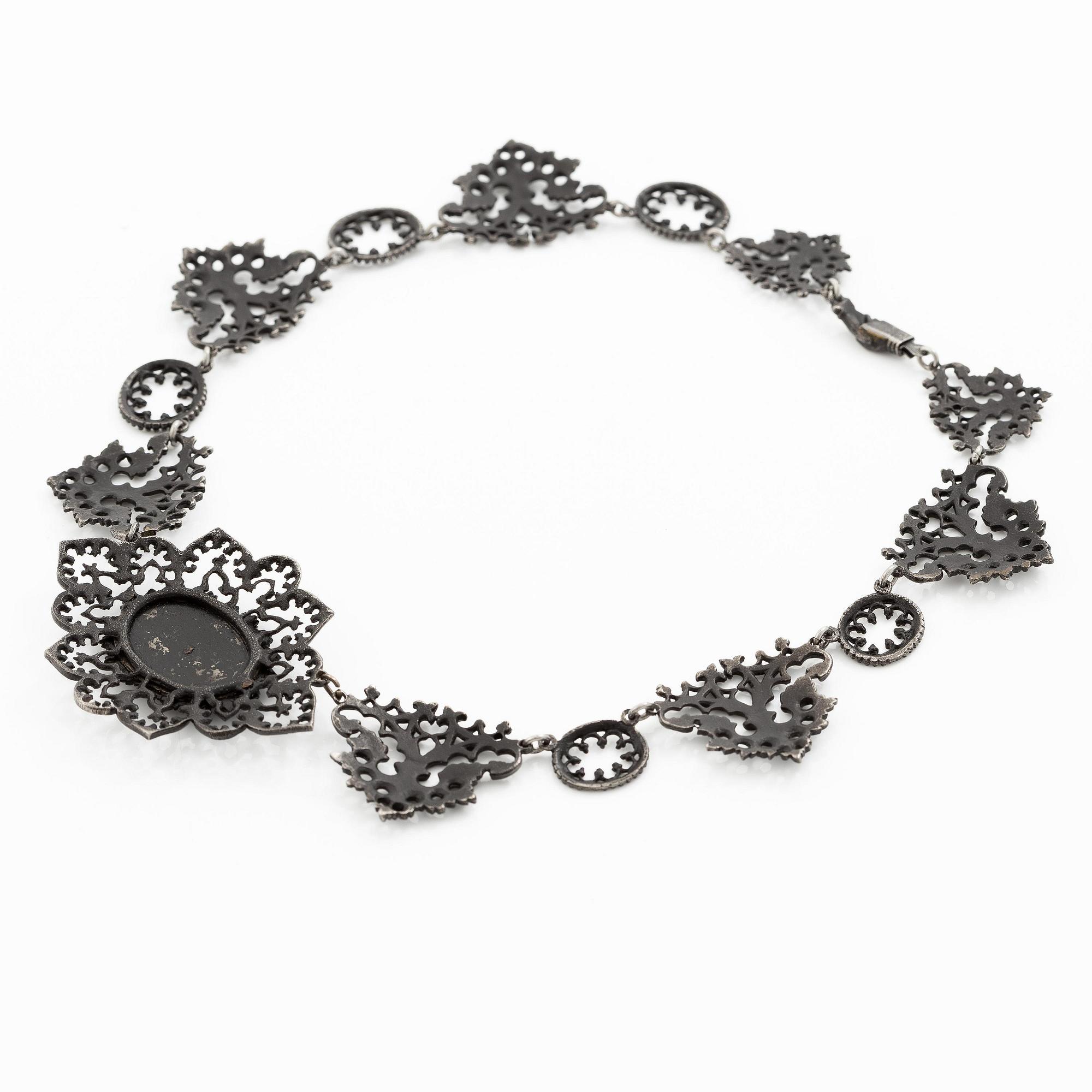 Collier, "eisengold", svärtat gjutjärn, nygotik, 1800-tal.