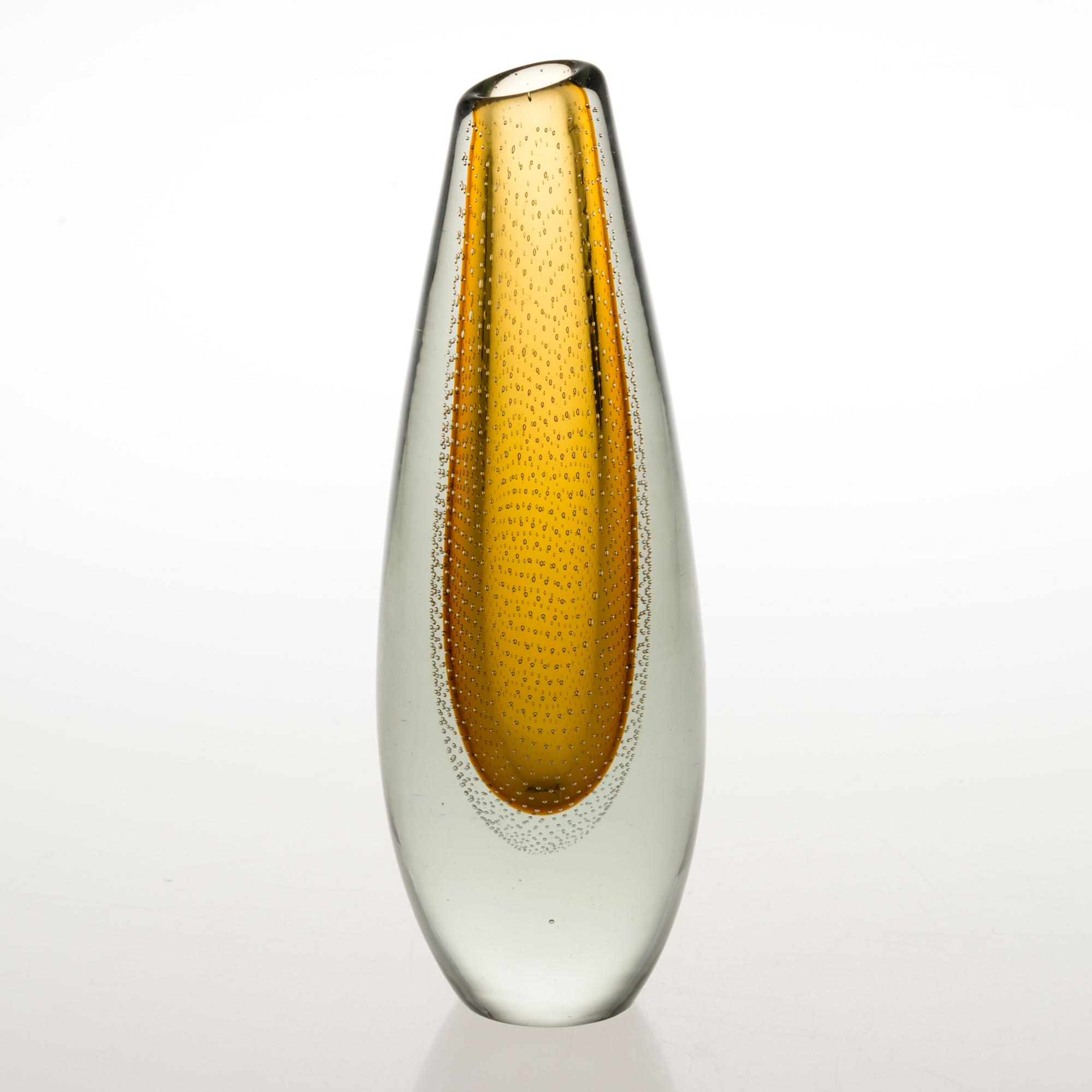 GUNNEL NYMAN, A glass vase signed G. Nyman Nuutajärvi Notsjö -52.