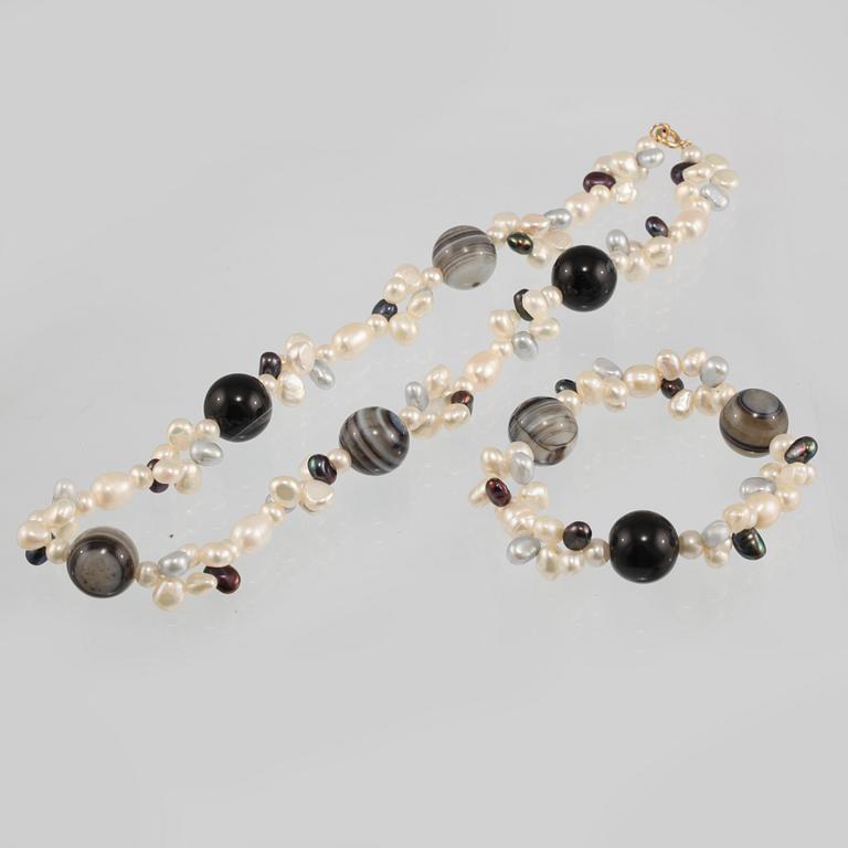 COLLIER SAMT ARMBAND, odlade pärlor, agatkulor samt lås i 14K guld.