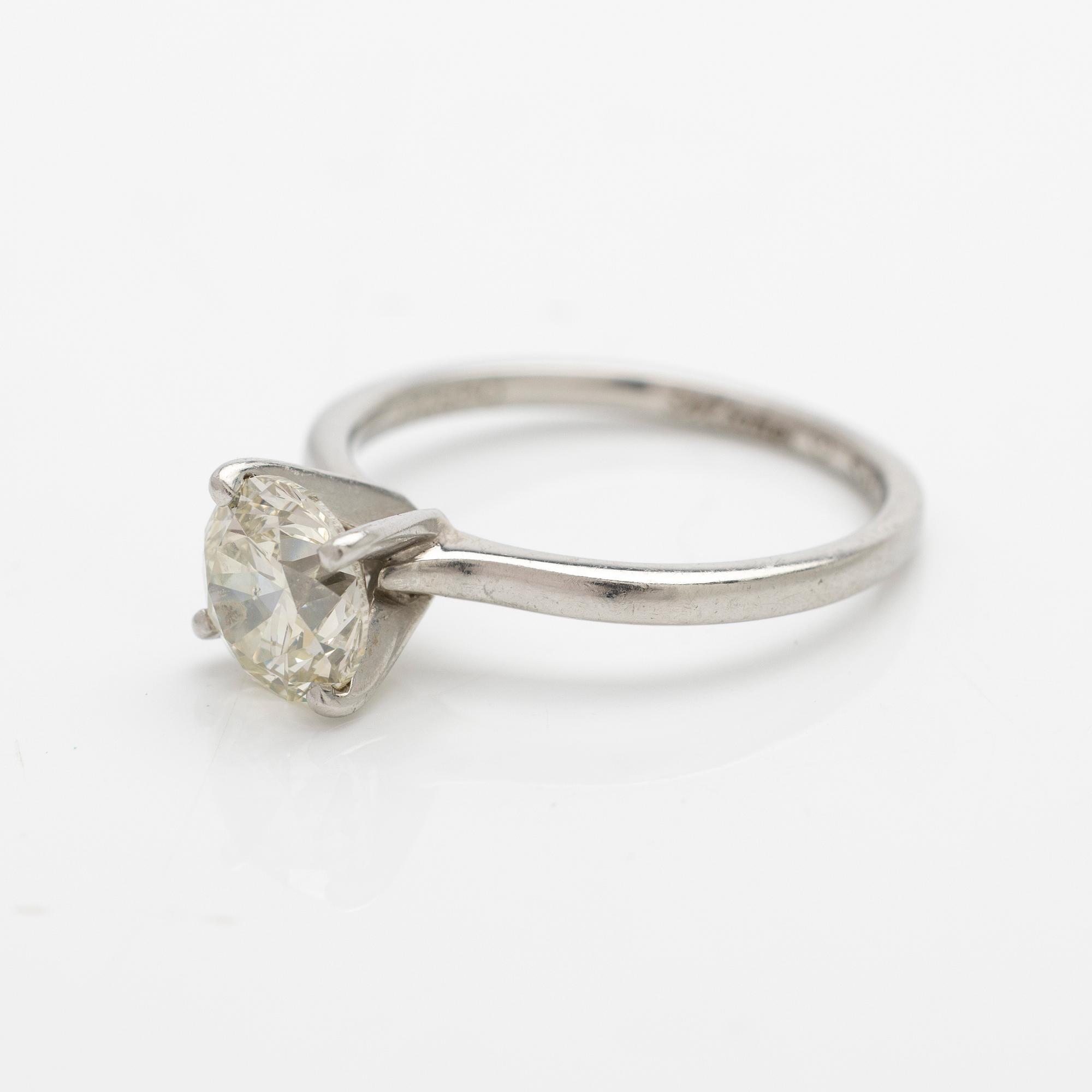 Solitaire ring in 950 platinum with a round brilliant-cut diamond, GIA certified, Van Bruun.