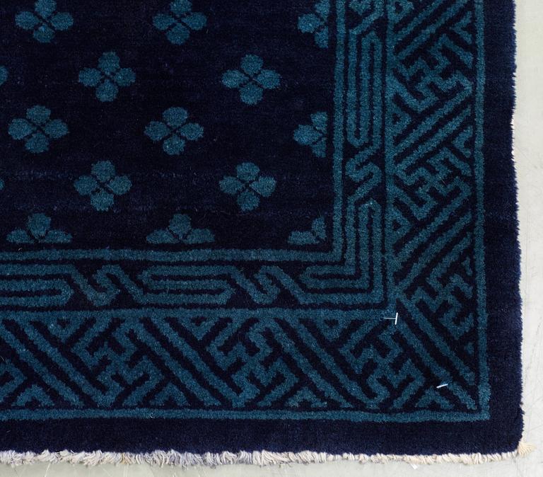 RUG, SEMI-ANTIQUE BAOTOU. China, first half of the 20th century. 125 x 64,5 cm.
