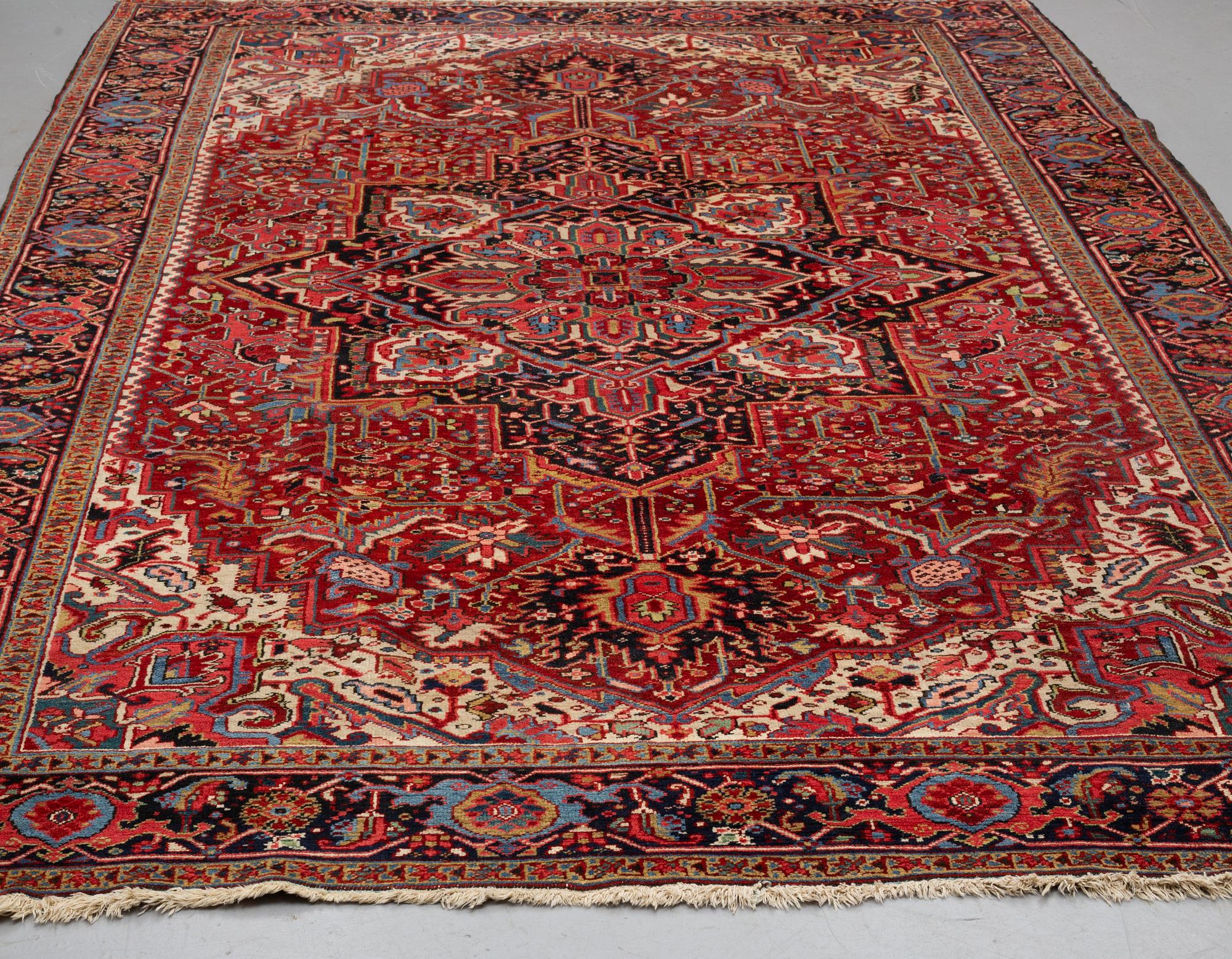 A CARPET, semiantik Heris/Gorovan, ca 353 x 238 cm.