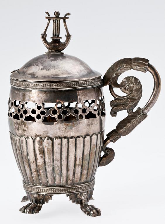 SENAPSBURK MED LOCK, silver, Carl Petter Lampa Stockholm 1830. Tot vikt ca 160 gram.