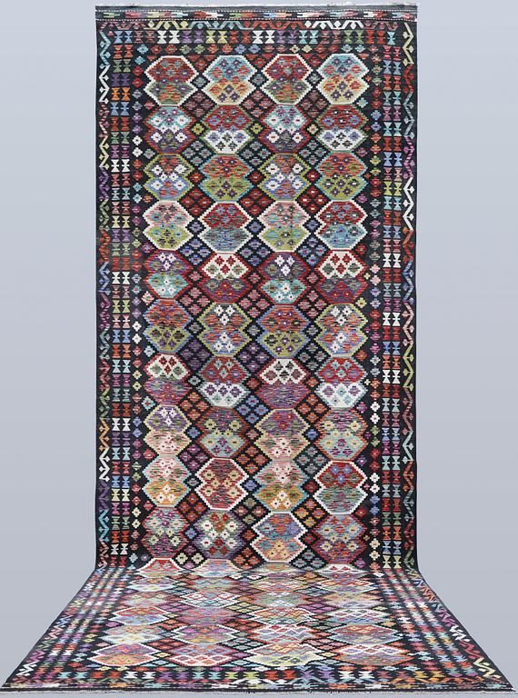 A Kilim runner, approx. 591 x 207 cm.