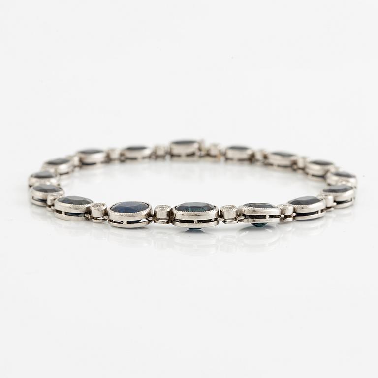 Armband, 18K vitguld med doserade ovala safirer och gammalslipade diamanter, Fransk stämpel.