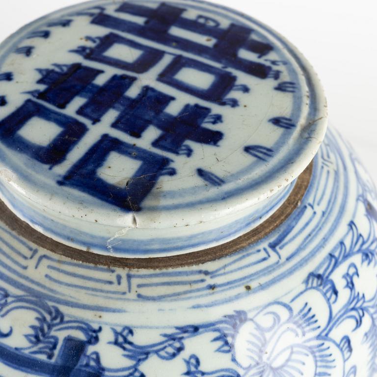 A pair of large blue and white jars iwth covers, late Qing dynasty, 19th Century.