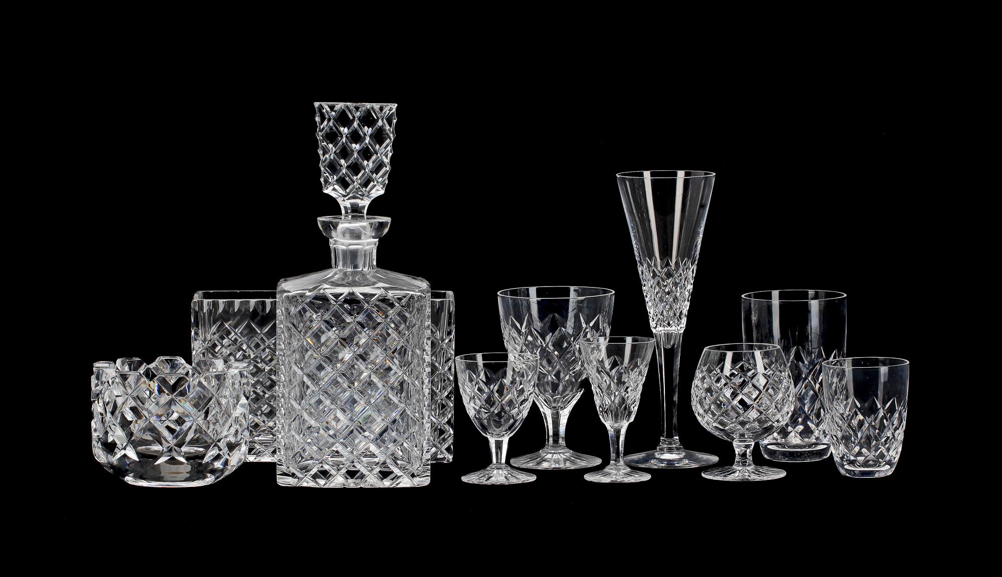 GLASSERVISDELAR, 74 st, Boda, 1900-talets andra hälft.