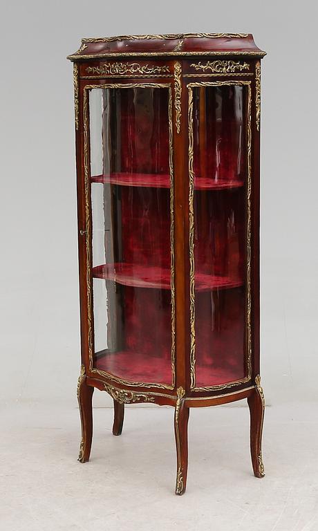 VITRINSKÅP, 1900-talets första hälft.