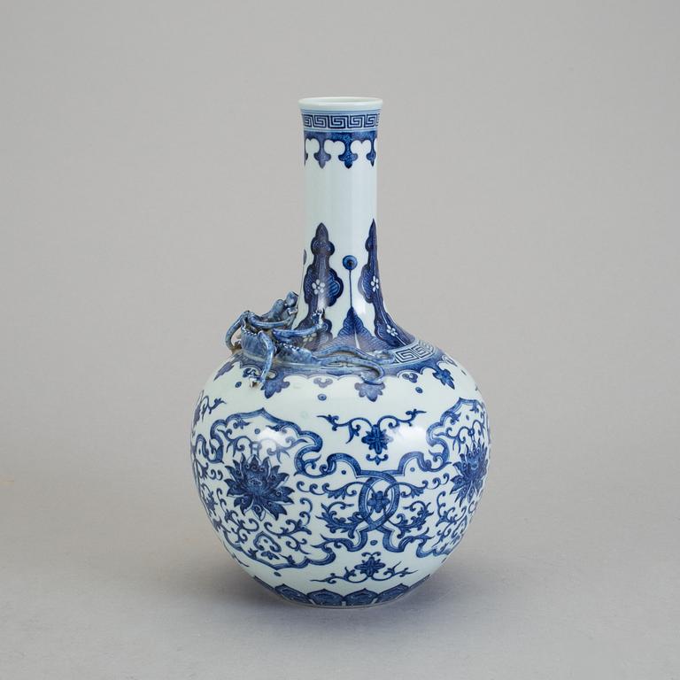 VAS, porslin, Kina, Qianlongs märke, modern tillverkning.
