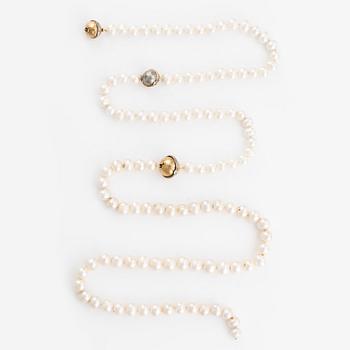 Pearl necklace, 3 pieces, cultured pearls, 3 clasps, Per Borup, 18K gold with small brilliant-cut diamonds.