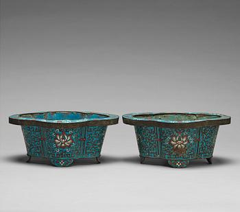 672. A pair of cloisonné flower pots, Qing dynasty, 19th Century.