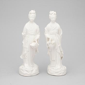 FIGURINER, ett par, blanc de chine, 1900/2000-tal.