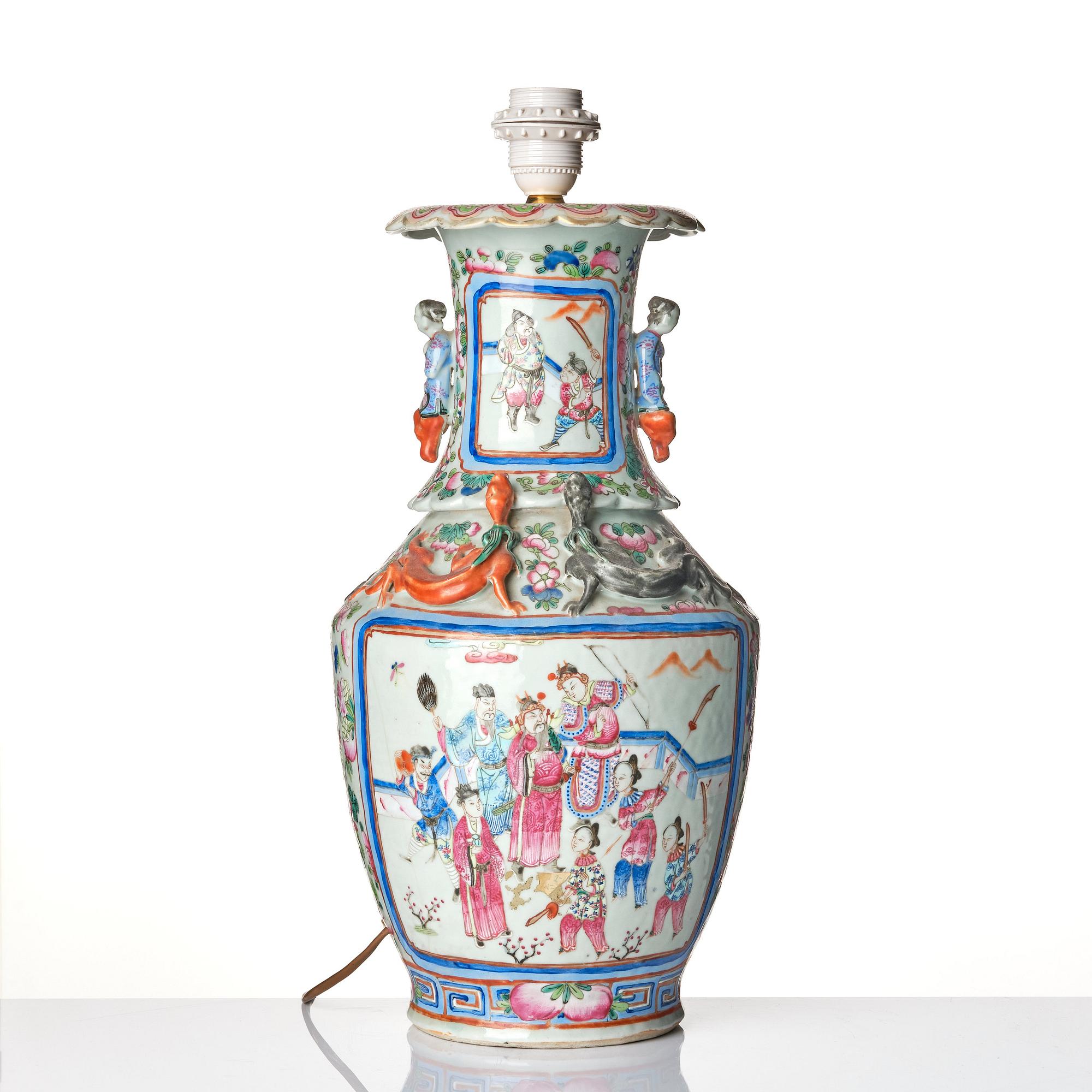 Vas, porslin. Qingdynastin, 1800-tal.
