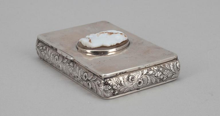 DOSA, silver, profildekor i konstmassa, Gustaf Adolf Strömbäck, Helsingfors 1844. Vikt 62,8 g.