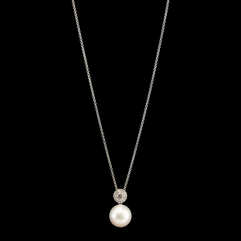 RIIPUS, Kim Wempe. Etelänmerenhelmi 13 mm, briljanttihiottuja timantteja n. 0.5 ct. 18K valkokultaa. Ketju 44 cm.