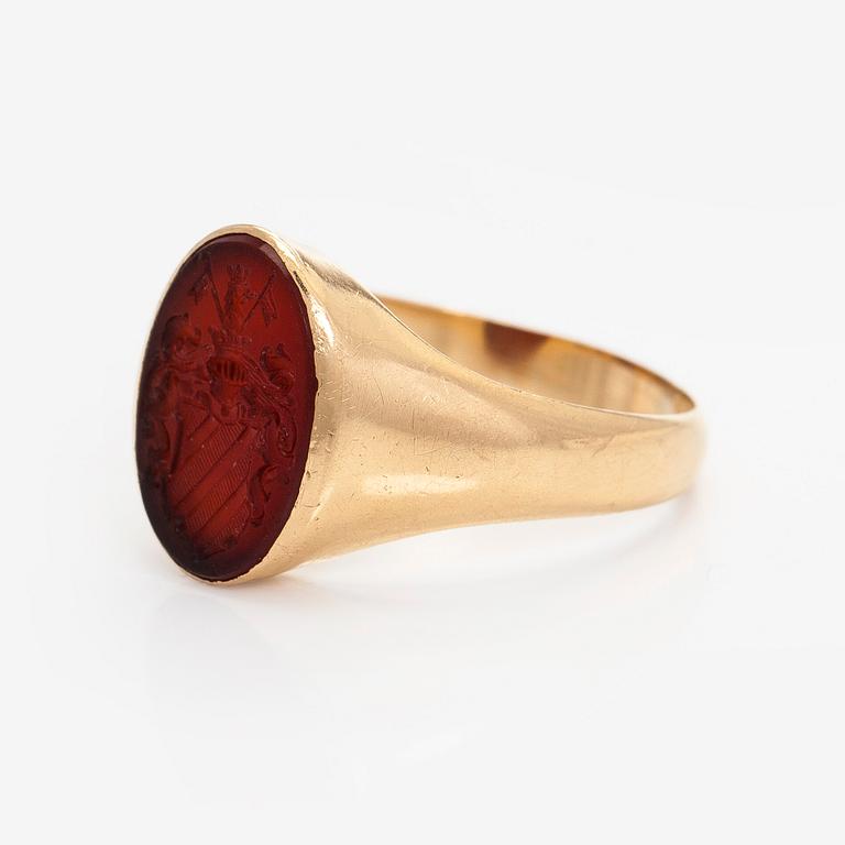 Vapenring, släkten Nybom, karneol, 18K guld. Helsingfors 1913.