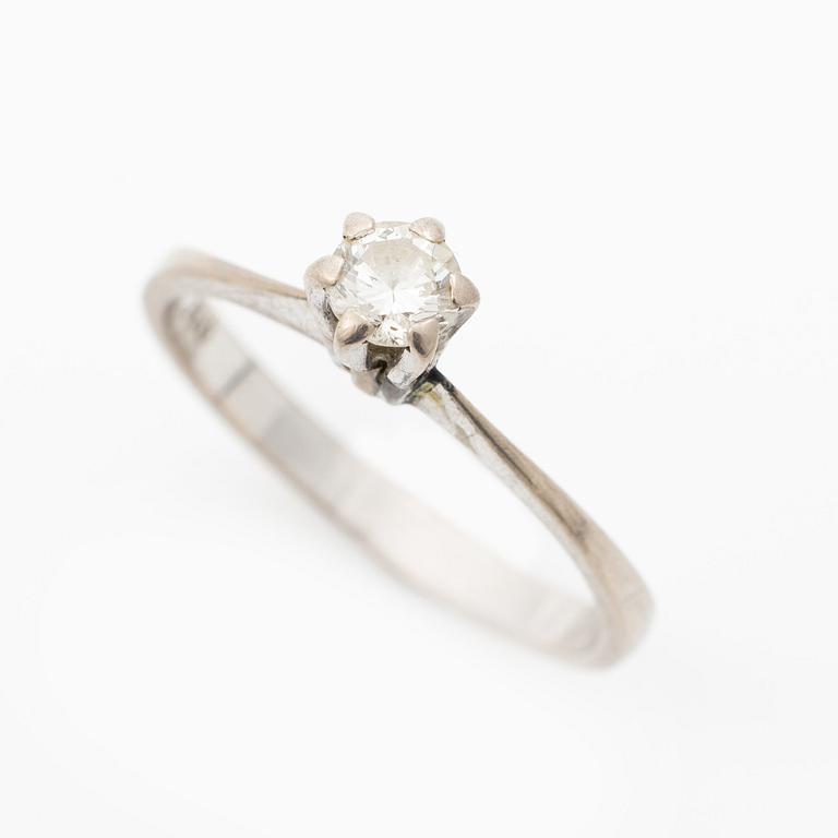 Ring, 18K white gold, with a small brilliant-cut diamond.