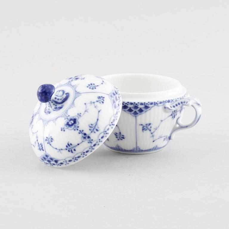 A porcelain coffee set of 29 pcs, 'Musselmalet', Royal Copenhagen, Denmark, first half of the 20th century.