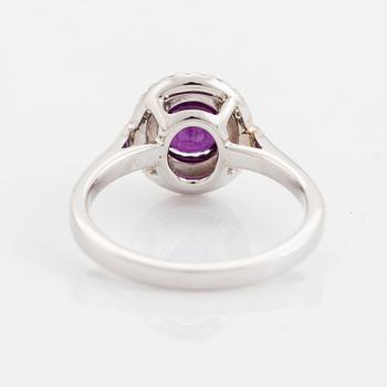 An 18K white gold ring set with a faceted ruby.