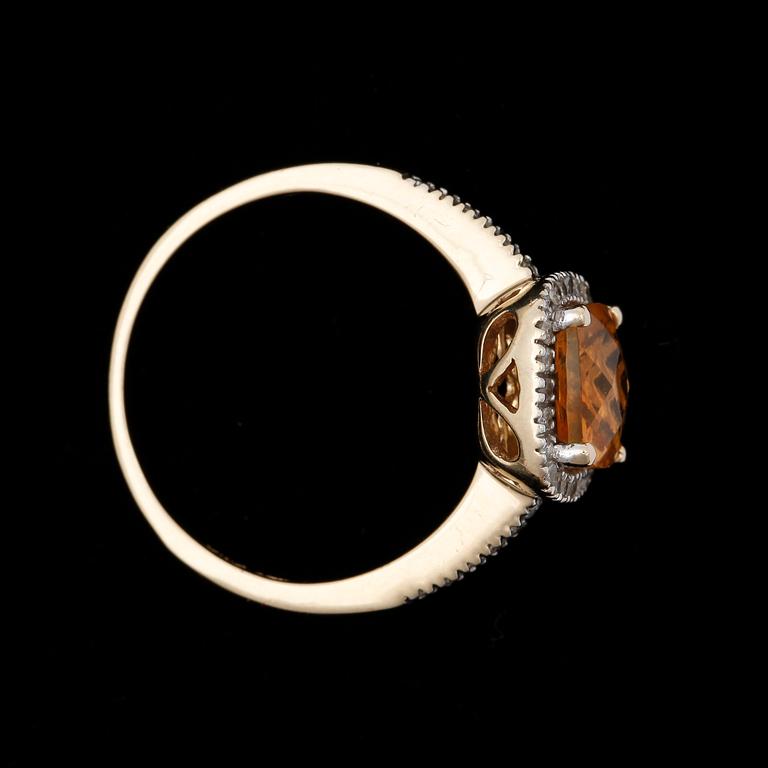 RING, 14k guld med citrin ca7,2x7,2mm och små diamanter . 2000-tal. Vikt 2,4g.