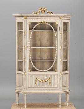 VITRINSKÅP, sengustaviansk stil, 1900-första hälft.