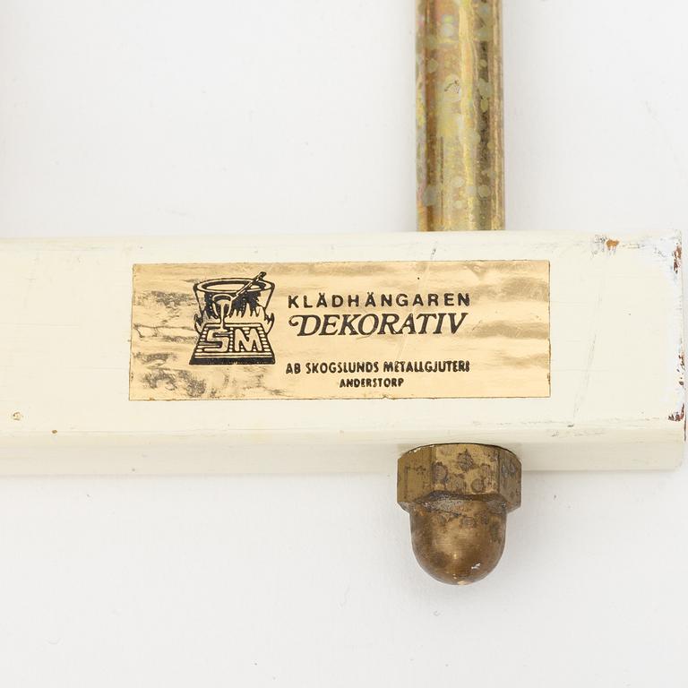Klädhängare, ett par, "Dekorativ", Skoglunds metallgjuteri, Anderstorp, 1950-/60-tal.