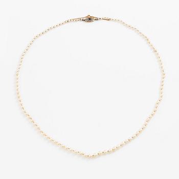 Necklace of cultured pearls with a clasp in 18K gold set with a blue stone.