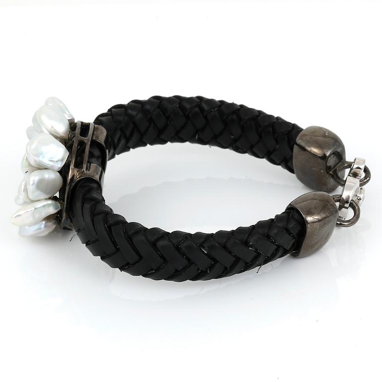 ARMBAND, svart läder, silver, 14K vitguld, barockformade sötvattenspärlor och små diamanter tot ca 0,11 ct.