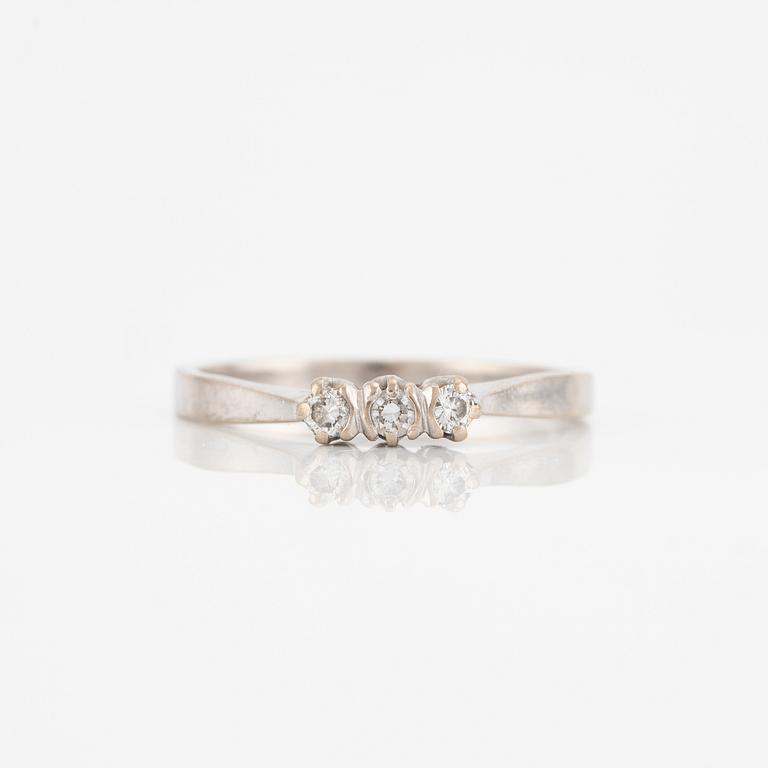 Ring, 18K white gold with three brilliant-cut diamonds.