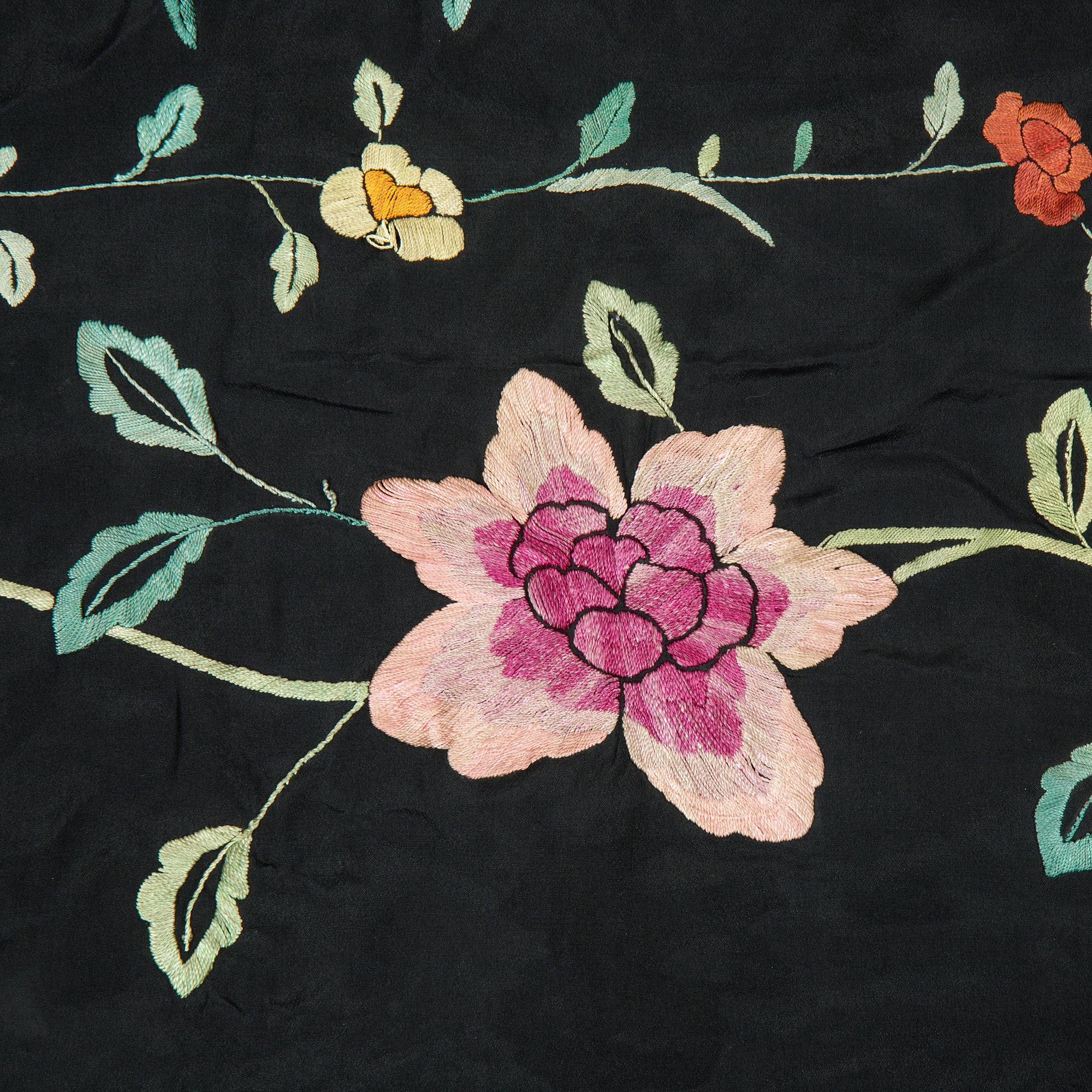 A shawl/A grand piano cover, silk, ca 145 x 147 cm plus fringes, China first half of the 20th century.