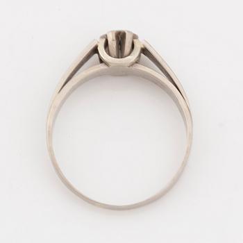 Ring, 18K vitguld med briljantslipad diamant.