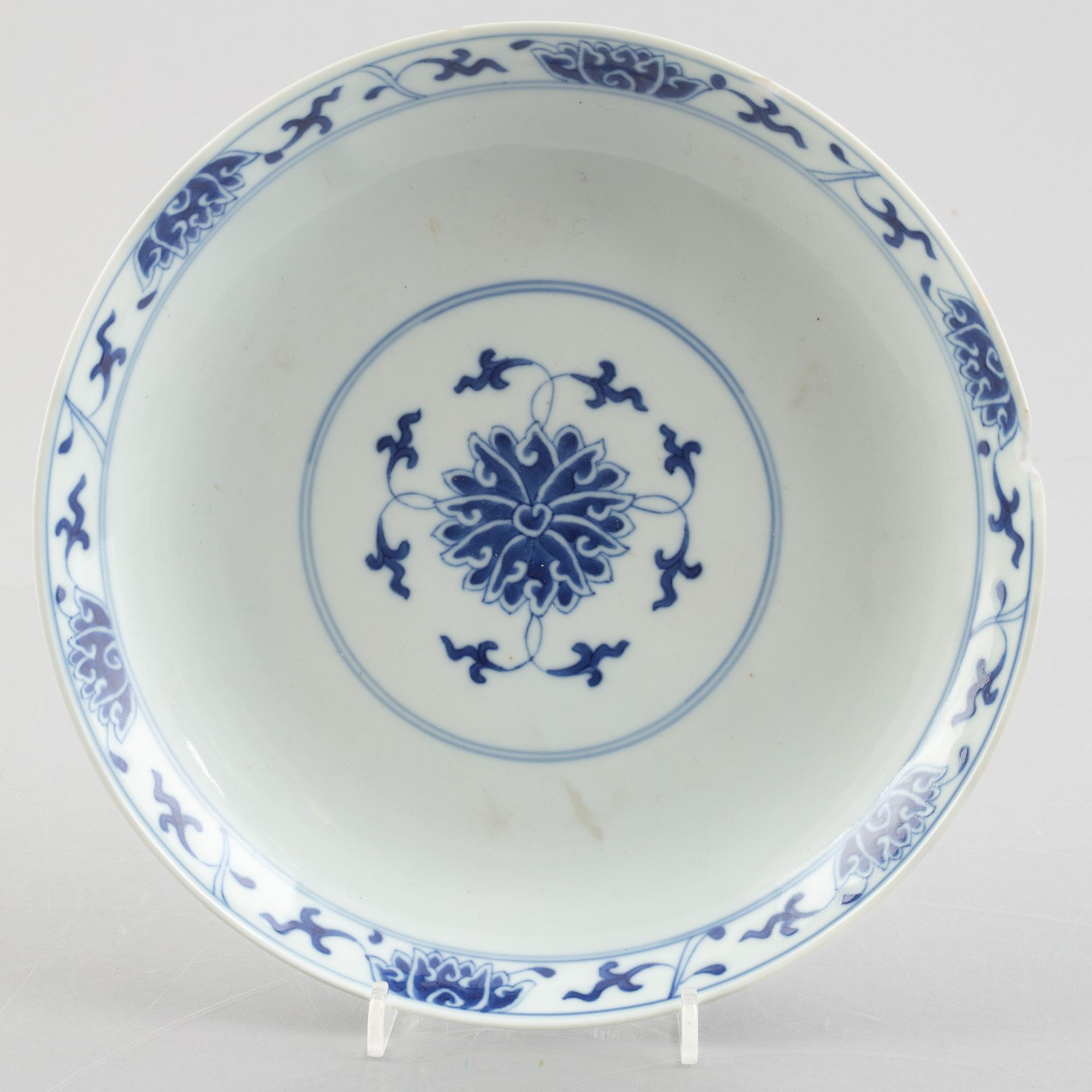 A Chinese blue and white lotus dish, late Qing dynasty / around 1900.