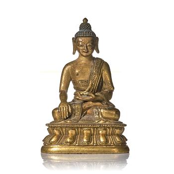 907A. A gilt bronze figure of Shakyamuni buddha, Tibeto-Chinese, 18th century.