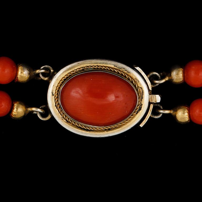 COLLIER, korall med lås i förgyllt silver. 1900-talets första hälft.
