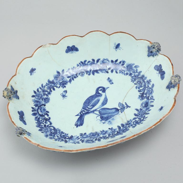 Two bowls, four plates and one jar in porcelain, China and Japan, 18th, 19th and early 20th century.