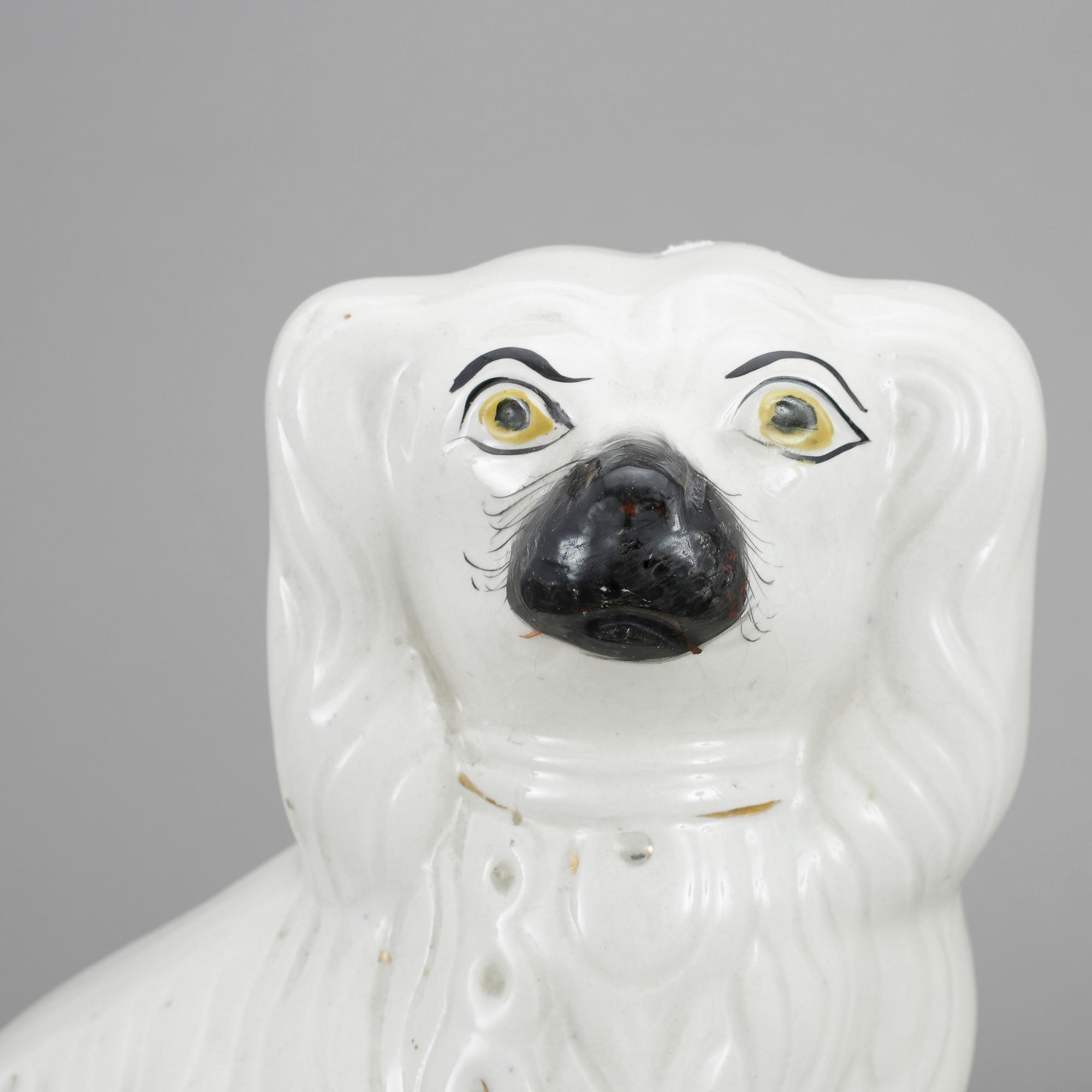 FIGURINER ett par, flintgods, Staffordshire, England, 1900-talets första hälft.,