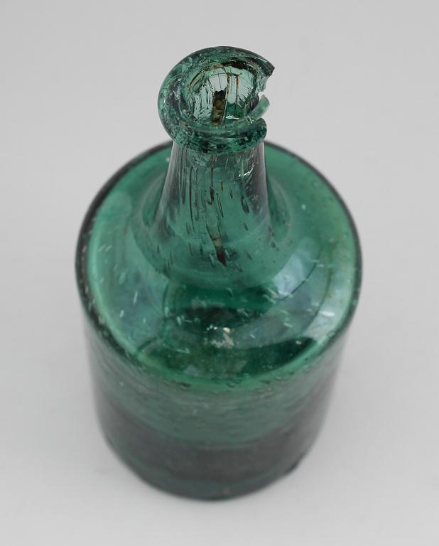 FLASKA, grönt glas, sannolikt 1700-tal.
