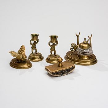 SKRIVBORDSGARNITYR, 5 delar, mässing, 1880-tal.