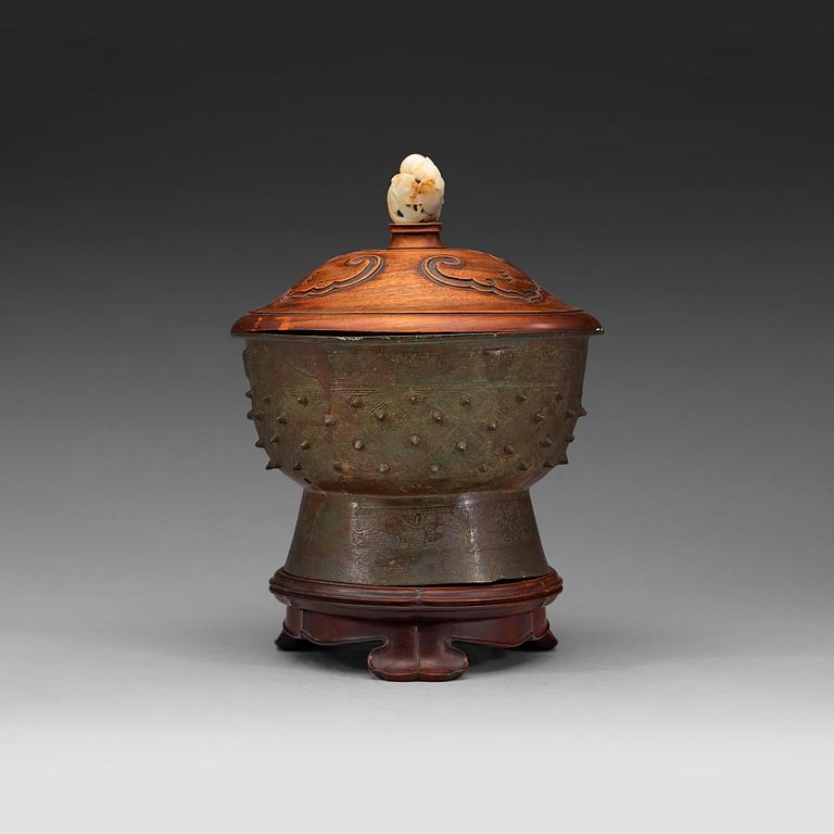 An archaic bronze food vessel, gui, presumably Western Zhou Dynasty (1040-256 BC).