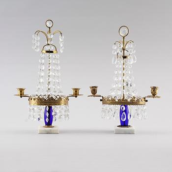 BORDSLYSTRAR, 2 st snarlika, gustaviansk stil, 1900-talets andra hälft.