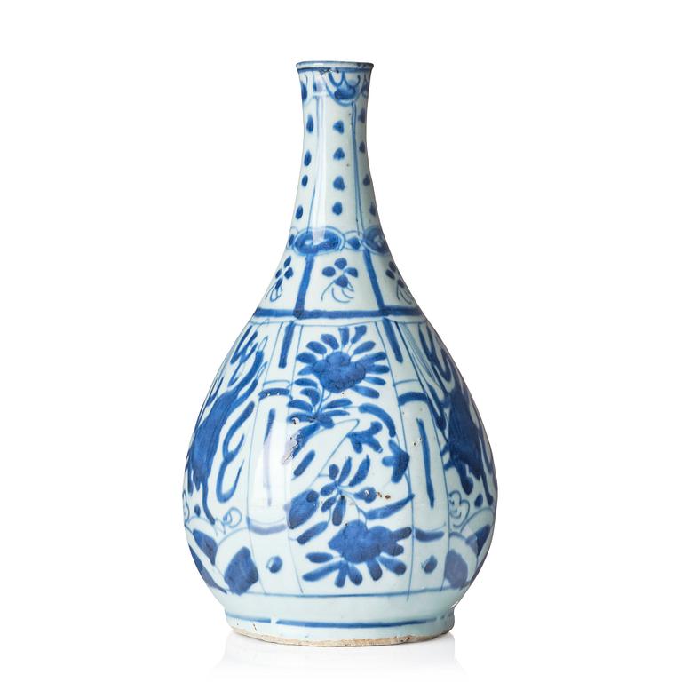 A blue and white flask, Ming dynasty, Wanli (1572-1620).